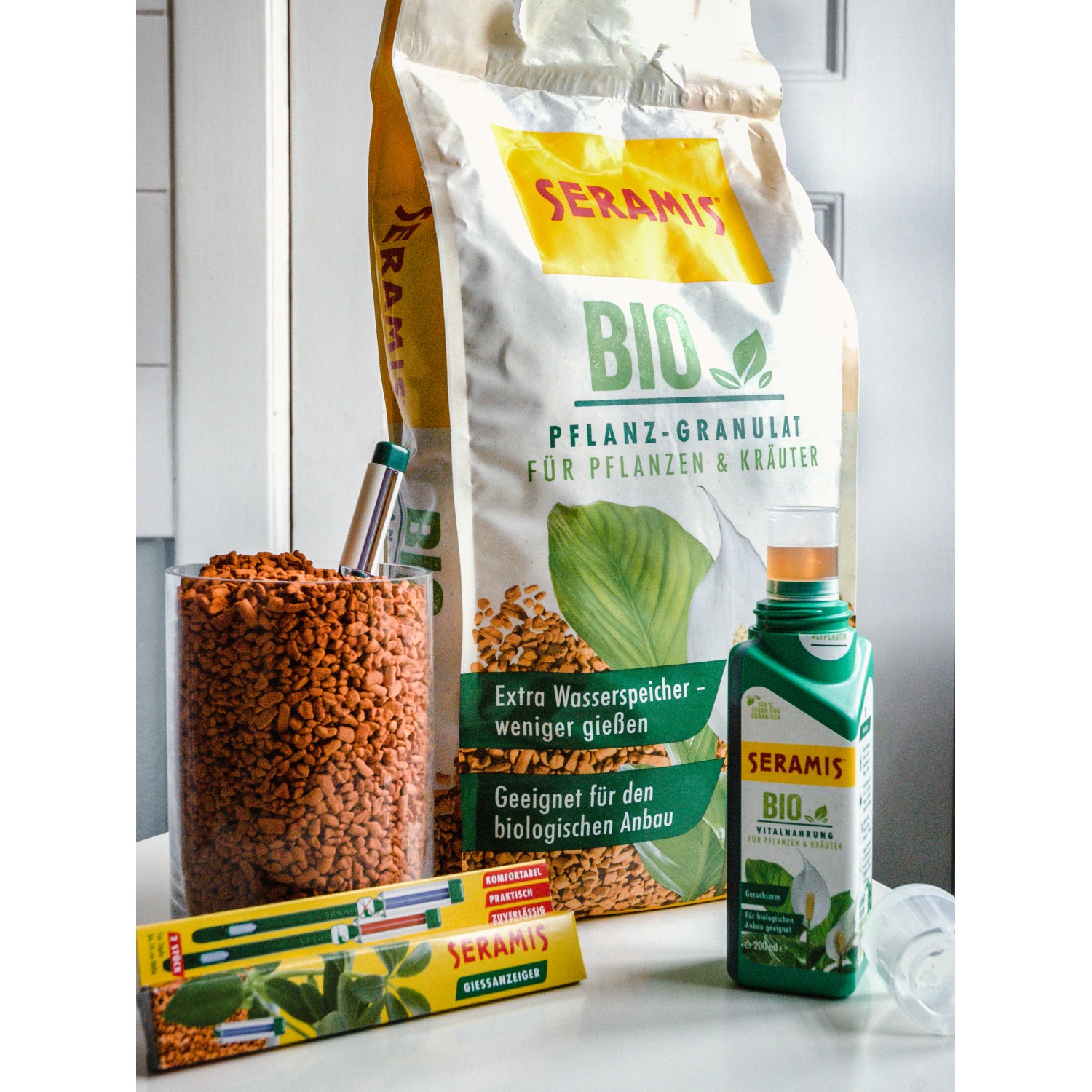 Seramis Bio-Set: Vitalnahrung, Pflanzgranulat, Gießanzeiger. Flüssigdünger für Pflanzen und Kräuter.