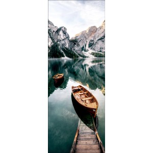 Leinwandbild Wildsee mit Booten und Berglandschaft, 77x27cm. Dekorative Wanddeko für Wohnräume.