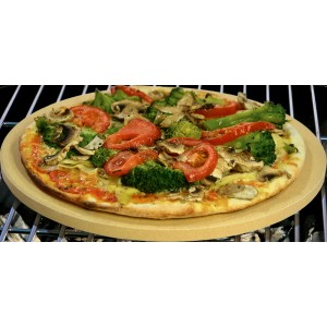 Jamestown Pizzastein mit Pizza, belegt mit Gemüse, auf einem Grillrost.