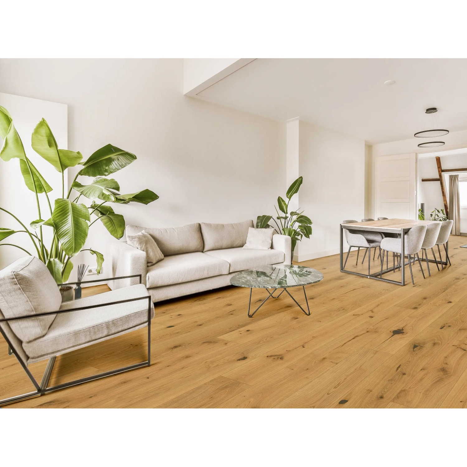 Wohnraum mit verlegtem, geöltem Parador Parkett Eiche Natur Landhausdiele 1-Stab.