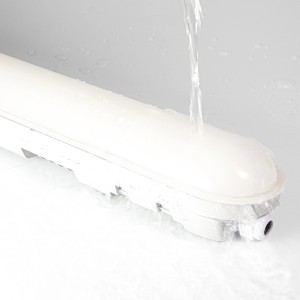 Graue LED-Wannenleuchte Strip 150cm unter Wasserstrahl, geeignet für Feuchträume.