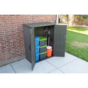 Lifetime Gartenschrank (136x70x172cm) mit geöffneten Türen, gefüllt mit Boxen und Gartengeräten.