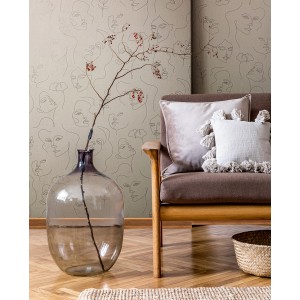 Beige Vliestapete Kylie 10 in Textiloptik mit modernem Frauengesicht-Muster für Wohnräume.