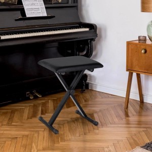Schwarzer, gepolsterter HOMCOM Klavierhocker, höhenverstellbar, zusammenklappbar, vor Piano.