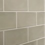 Detailaufnahme von bronzefarbenen Fliesen mit Fugen.