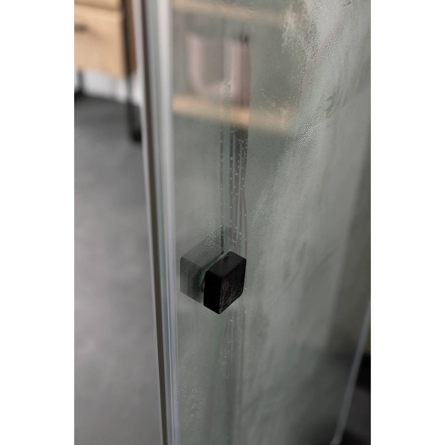 Detailaufnahme: Schöner Wohnen Dusch-Schiebetür mit schwarzmattem Griff und Glas.
