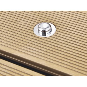 Detailaufnahme Fußschalter Wasseranschluss des Edelstahl Außen-Duschpaneels.