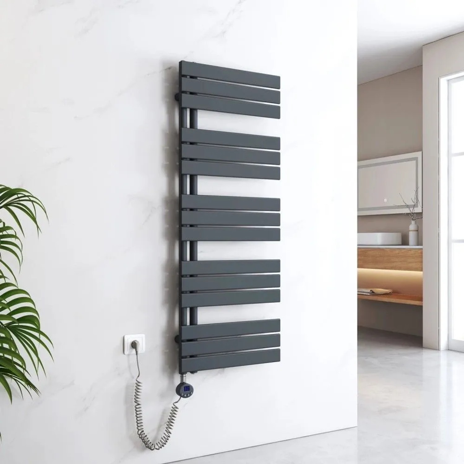 Anthrazitfarbener elektrischer Badheizkörper mit Thermostat, vertikal an weißer Wand. Ideal als Handtuchwärmer.