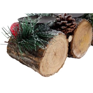 Adventsgesteck aus Holz mit Kerzenhaltern, Tannenzweigen, Weihnachtskugeln und Zapfen.