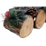 Adventsgesteck aus Holz mit Kerzenhaltern, Tannenzweigen, Weihnachtskugeln und Zapfen.