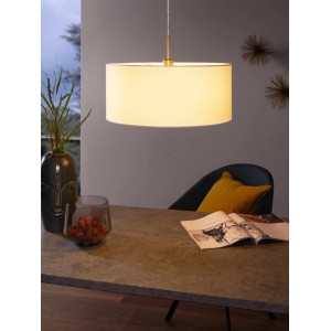 Moderne Eglo Hängeleuchte Pasteri mit weißem Stoffschirm und Nickel-Akzenten über Esstisch.