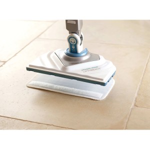 Black+Decker Dampfbesen FSM1616 mit Pad auf Fliesenboden. Der Dampfreiniger beseitigt Keime ohne Chemie.