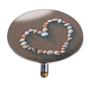 Wenko Badewannenstöpsel Pluggy Mod. Shell mit Herz aus Muscheln auf Sand.