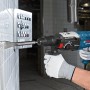 Bosch Professional Bohrhammer GBH 2-28 F im Einsatz beim Stemmen von Fliesen.