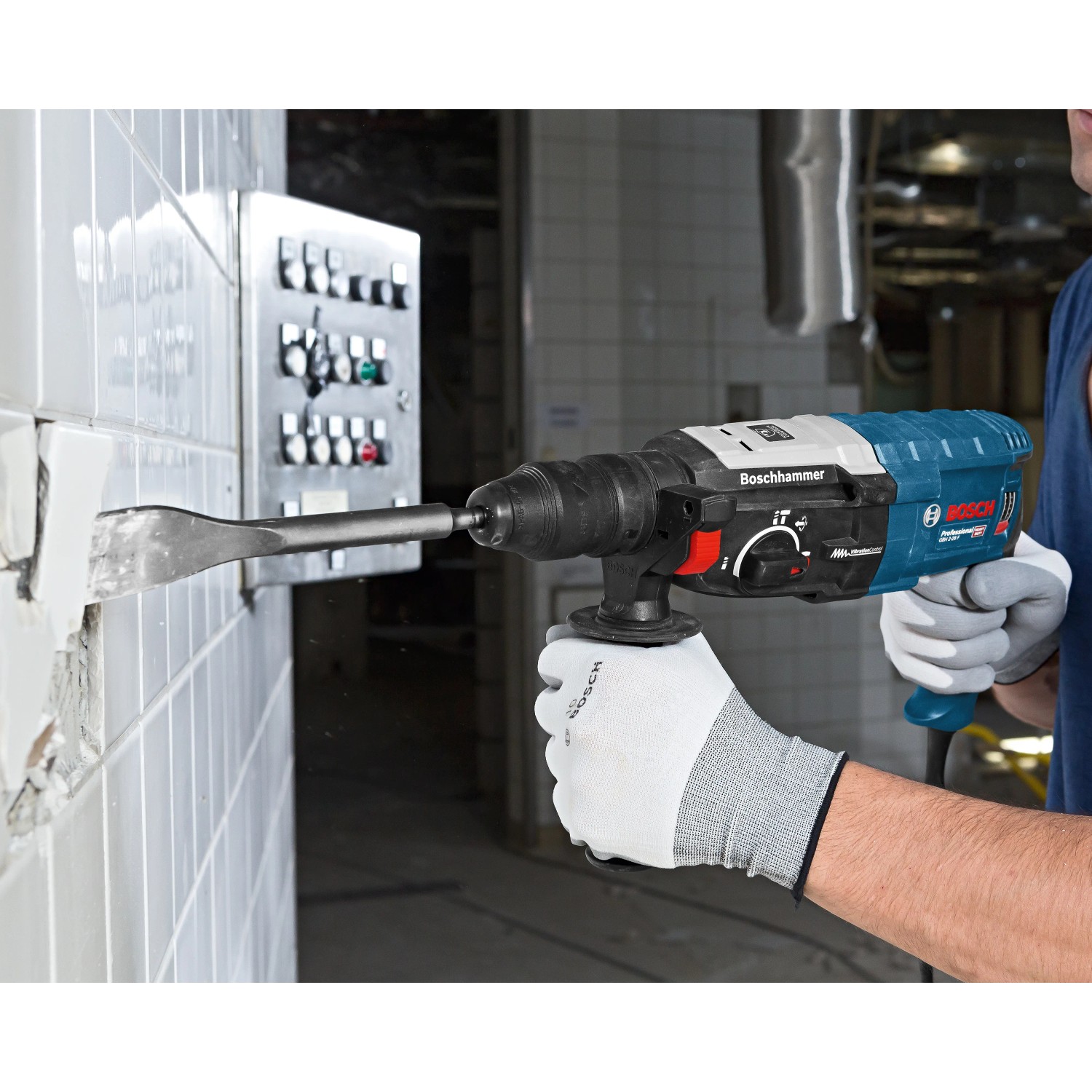 Bosch Professional Bohrhammer GBH 2-28 F im Einsatz beim Stemmen von Fliesen.