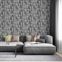 Graue Marburg Vliestapete in 3D-Optik mit grafischem Muster im modernen Wohnzimmer.