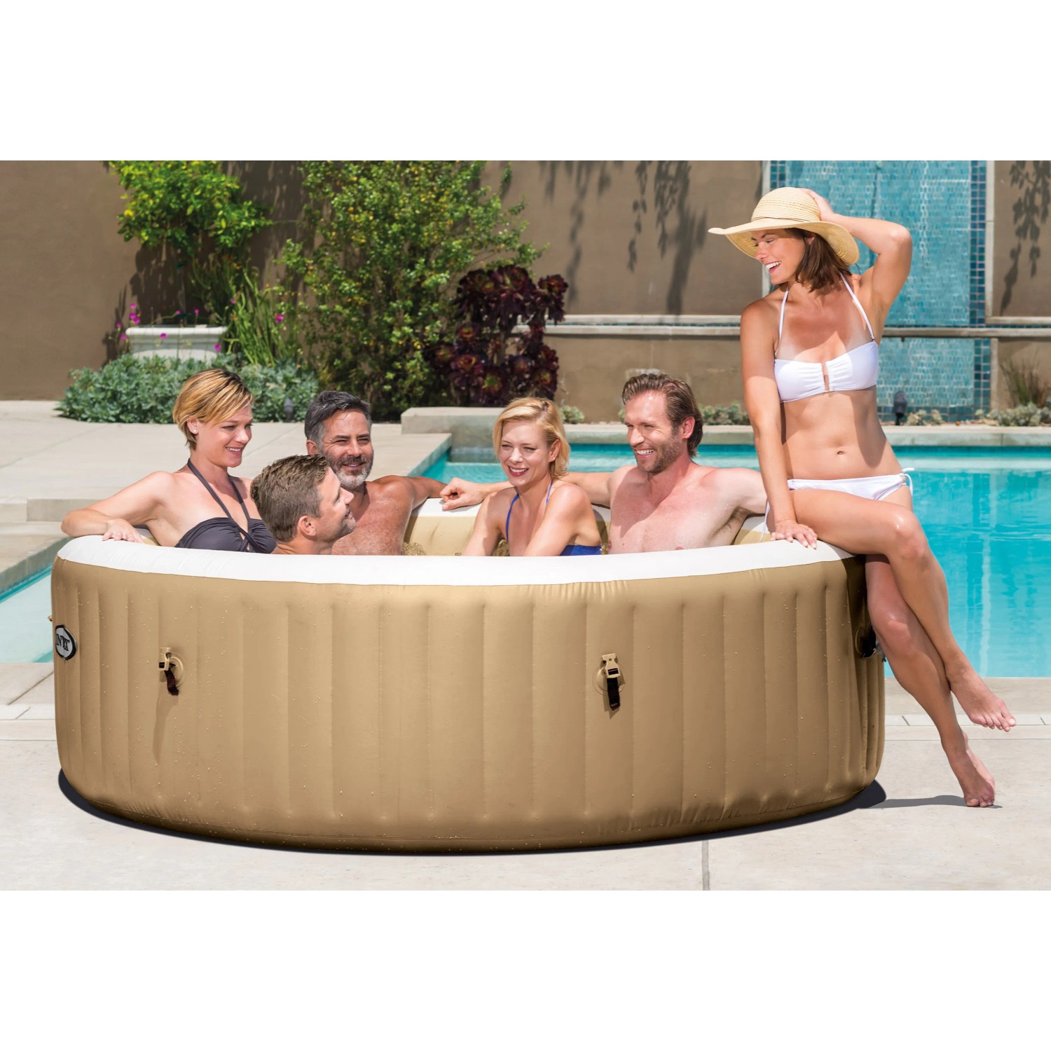 Intex PureSPA Bubble Massage Whirlpool, beige, mit 6 Personen im Garten.