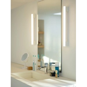 Philips LED-Leuchtmittel S14S Röhre, 3,5W, warmweiß, 50cm, an einem Spiegel im Badezimmer.