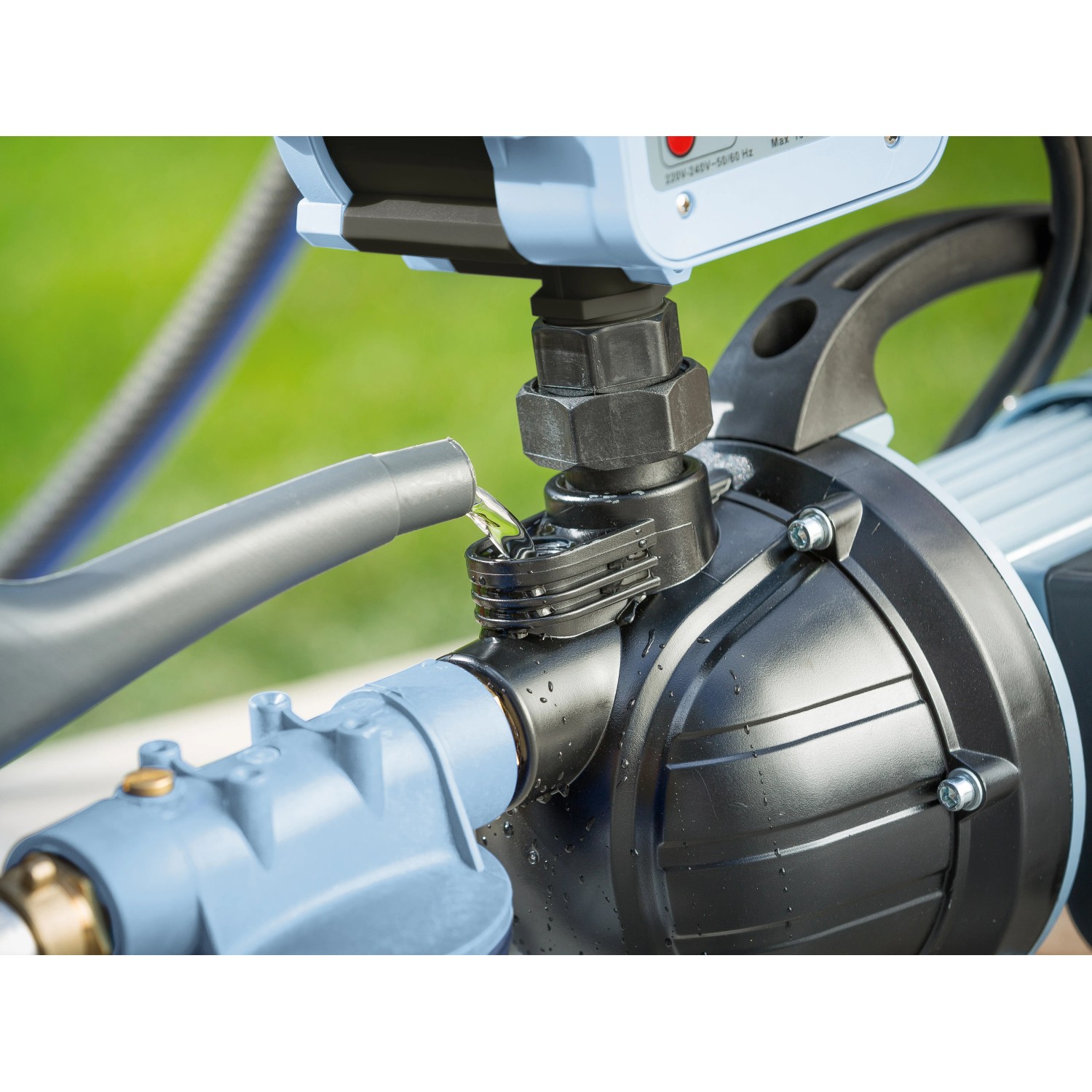Elektronischer Druckschalter EDS 8 an Gartenpumpe mit Wasserfluss.