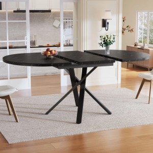 Schwarzer runder Ausziehtisch mit Marmoroptik und X-Metallgestell, teilweise ausgezogen, im Esszimmer.