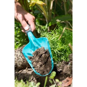 Gardena Blumenkelle groß mit Erde im Einsatz, Gartenhandgerät für Pflanzarbeiten.