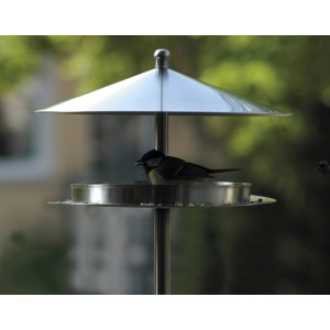 Edelstahl Futterhaus mit Ständer von Dobar, Vogel füttert im runden Design-Futterhaus.