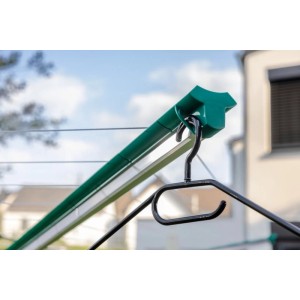 Grüner Arm der Leifheit Linomatic Wäschespinne mit schwarzem Kleiderbügel am Haken. Praktisch für Outdoor-Wäschetrocknen.