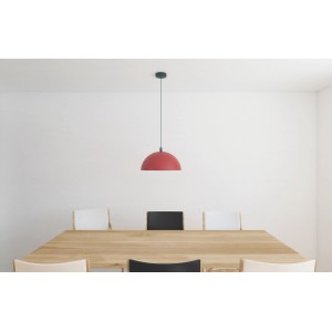 Rote Hängelampe über Holztisch mit Stühlen in minimalistischem Raum.