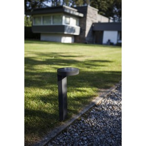 Anthrazitfarbene Lutec Solar-Wegeleuchte Diso im Garten. Moderne LED-Solarleuchte für den Außenbereich.