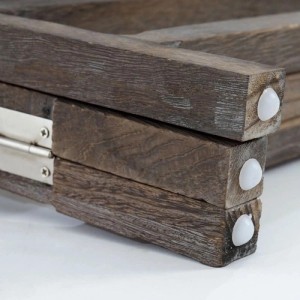Detailaufnahme: Zusammengeklapptes, braunes MCW Pflanzregal/Standregal aus Holz mit Bodenschonern.