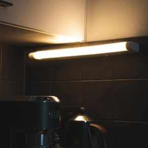 LED-Linienleuchte, 50 cm, warmweiß, montiert unter einem Küchenschrank.