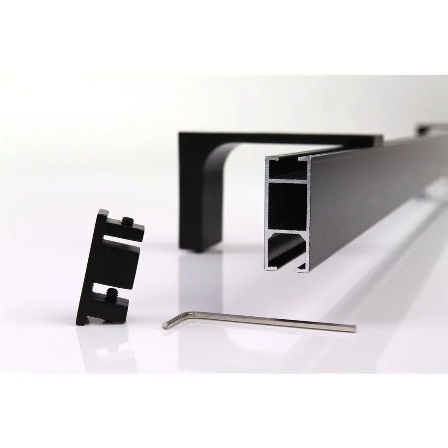 Schwarze 1-lauf Gardinenschiene aus Aluminium im Loft-Stil mit Wandhalterung, Endkappe und Inbusschlüssel.