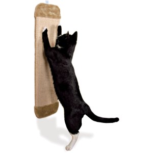 Katze kratzt am Trixie Kratzbrett XL, beige/natur, mit Sisal und Plüsch.