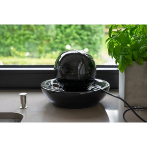 Schwarzer Dobar Kugel Zimmerbrunnen aus Keramik, 19,1x24x24cm, mit Pumpe und Kabel.