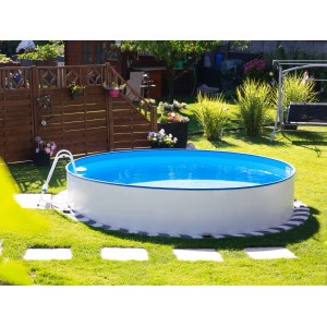 Steinbach Stahlwandpool-Set Nuovo Ø 450 cm im Garten mit Leiter und blauem Wasser.
