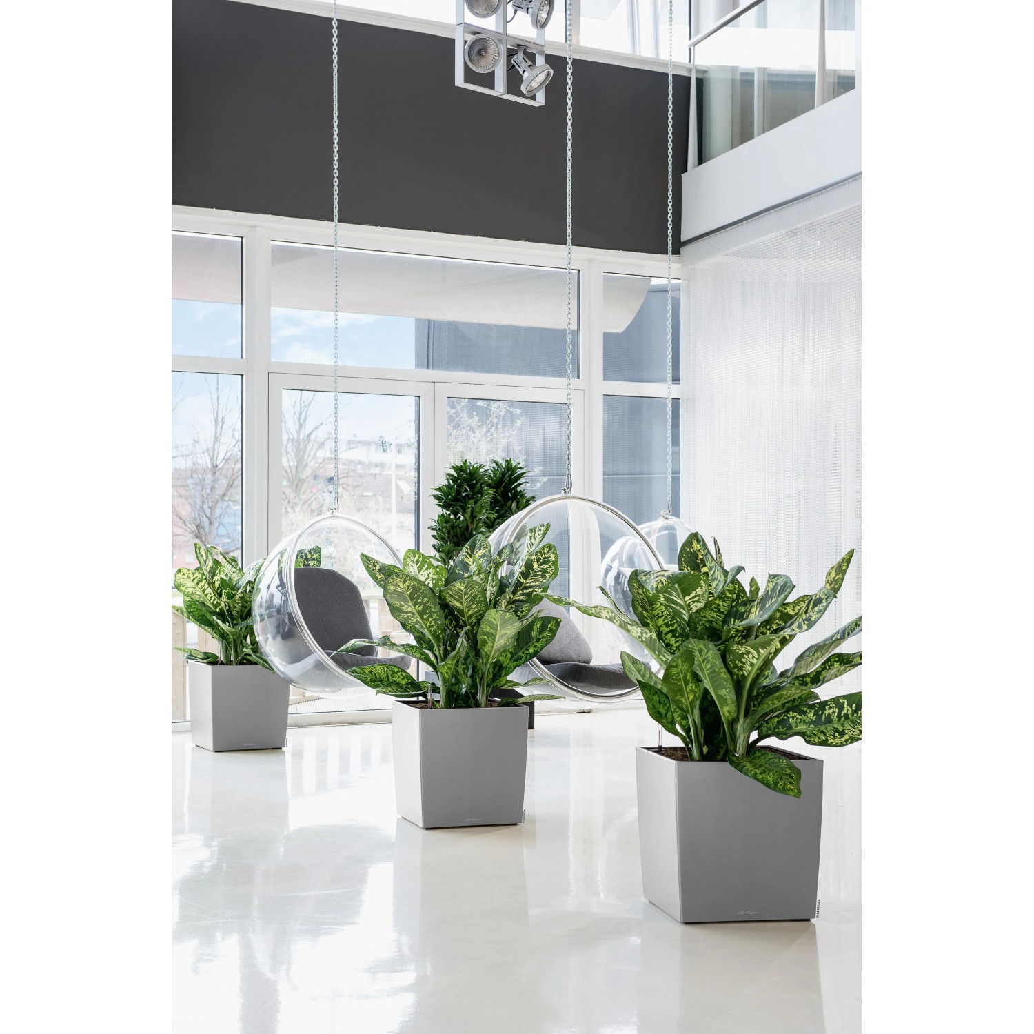 Lechuza Cube Premium Pflanzgefäß, 40 cm, Silber metallic, mit grünen Pflanzen in modernem Ambiente.