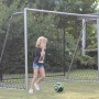 EXIT Scala Aluminium Fußballtor 500x200 cm mit spielendem Kind und Fußball auf Rasen.