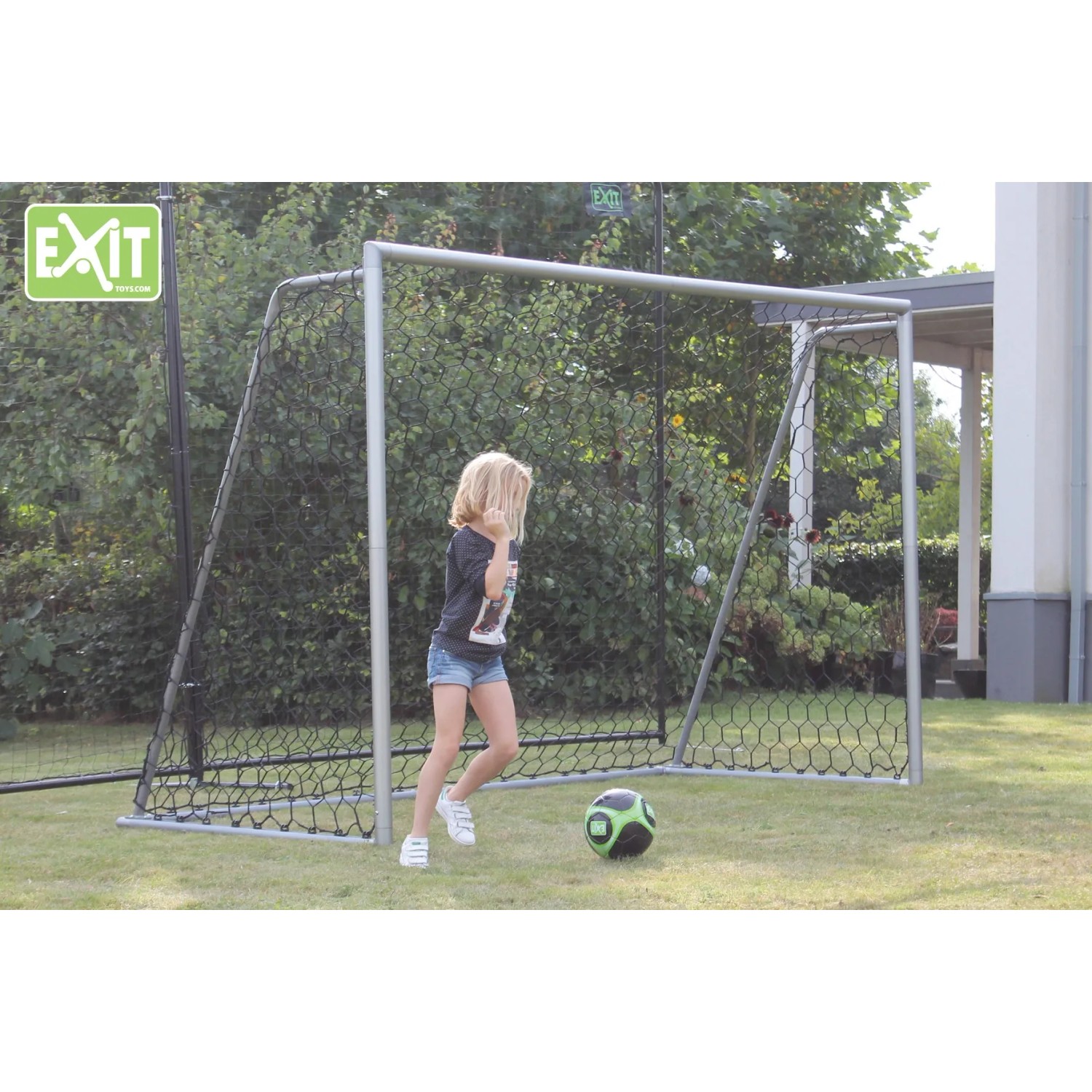 EXIT Scala Aluminium Fußballtor 500x200 cm mit spielendem Kind und Fußball auf Rasen.