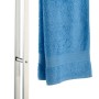 Wenko Handtuchständer Slate Rock mit blauem Handtuch, Edelstahl und Schiefer-Optik.
