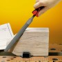 LUX Kabinettraspel 200 mm Comfort im Einsatz auf Holz, Detailaufnahme der Feile mit ergonomischem Griff.