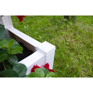 Detailansicht: Weißer KHW Pflanzkasten klein mit Spalier und Bepflanzung im Garten.