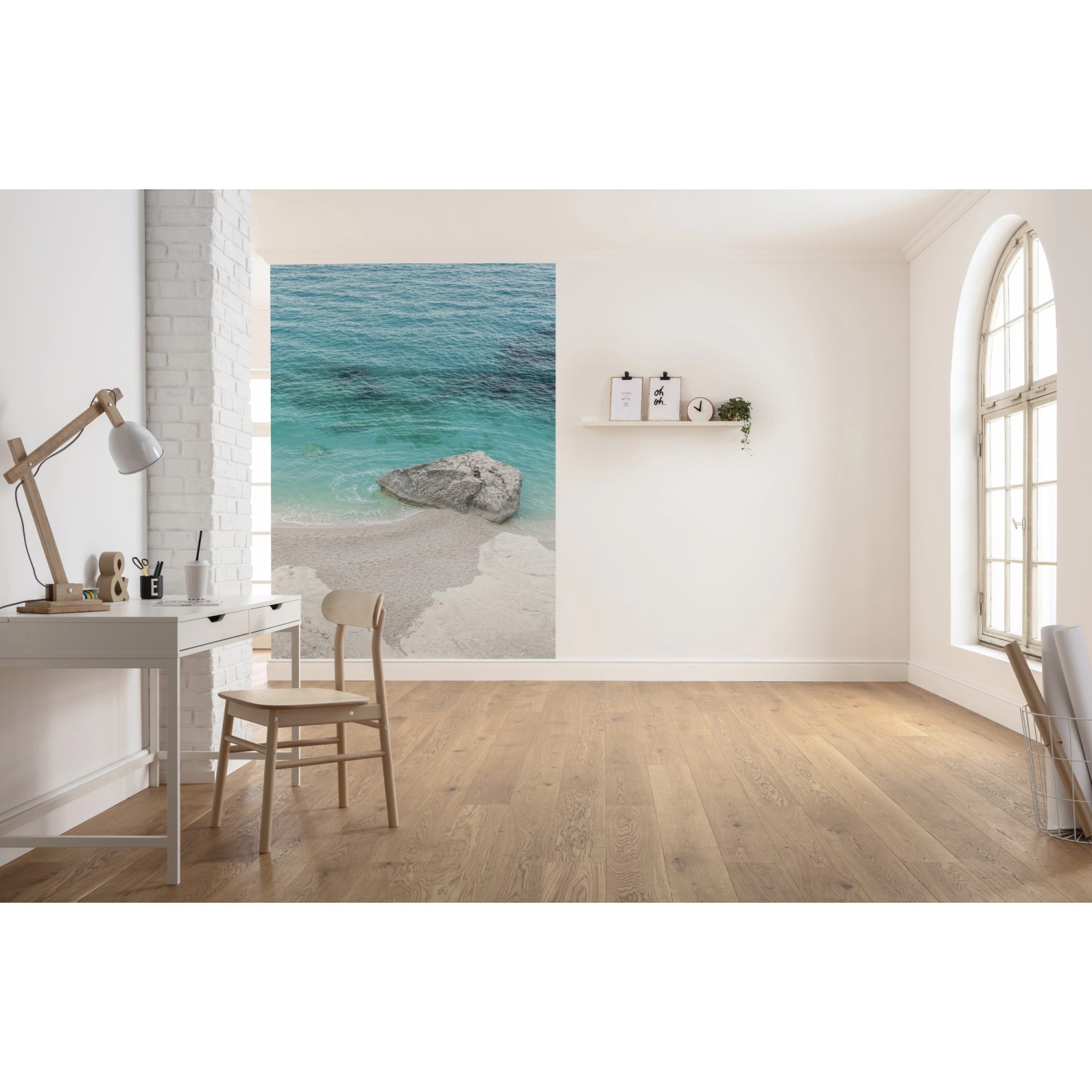Vlies Fototapete Dreambay mit Strandmotiv im modernen Wohnraum.