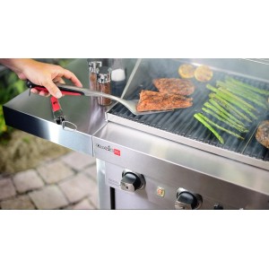Char-Broil Grillwender mit Comfort Grip im Einsatz auf einem Grill mit Fisch und Gemüse.