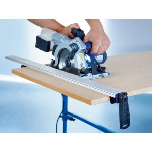 LUX Sägeschiene 4 in 1 im Einsatz mit Handkreissäge für präzise Schnitte.