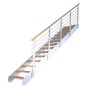 Treppe Kos mit 15 Stufen aus Eiche rustikal, Design-Geländer in Weiß. Metallwangentreppe für den Innenbereich.