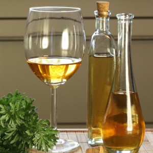 Blu Echter Wermut mit Glas und Flaschen, Küchenkräuter für Martini.