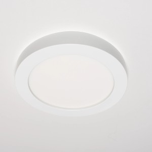 Weißer, runder LED Einbaustrahler, dimmbar, mit 22 cm Durchmesser.