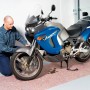 Motorrad auf LUX Abdeckvlies 1x3m. Das Vlies schützt den Boden vor Öl und Schmutz.