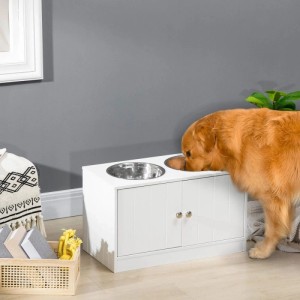 Weißer erhöhter PawHut Hundenapf mit 2 Edelstahlschüsseln und Schrank. Golden Retriever frisst bequem aus Futterstation.