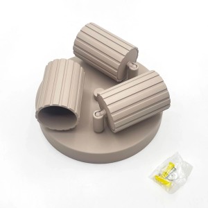 Beige Lamkur Deckenleuchte Prisma, Ø 20cm, mit drei geriffelten Spots. Modern und stilvoll.